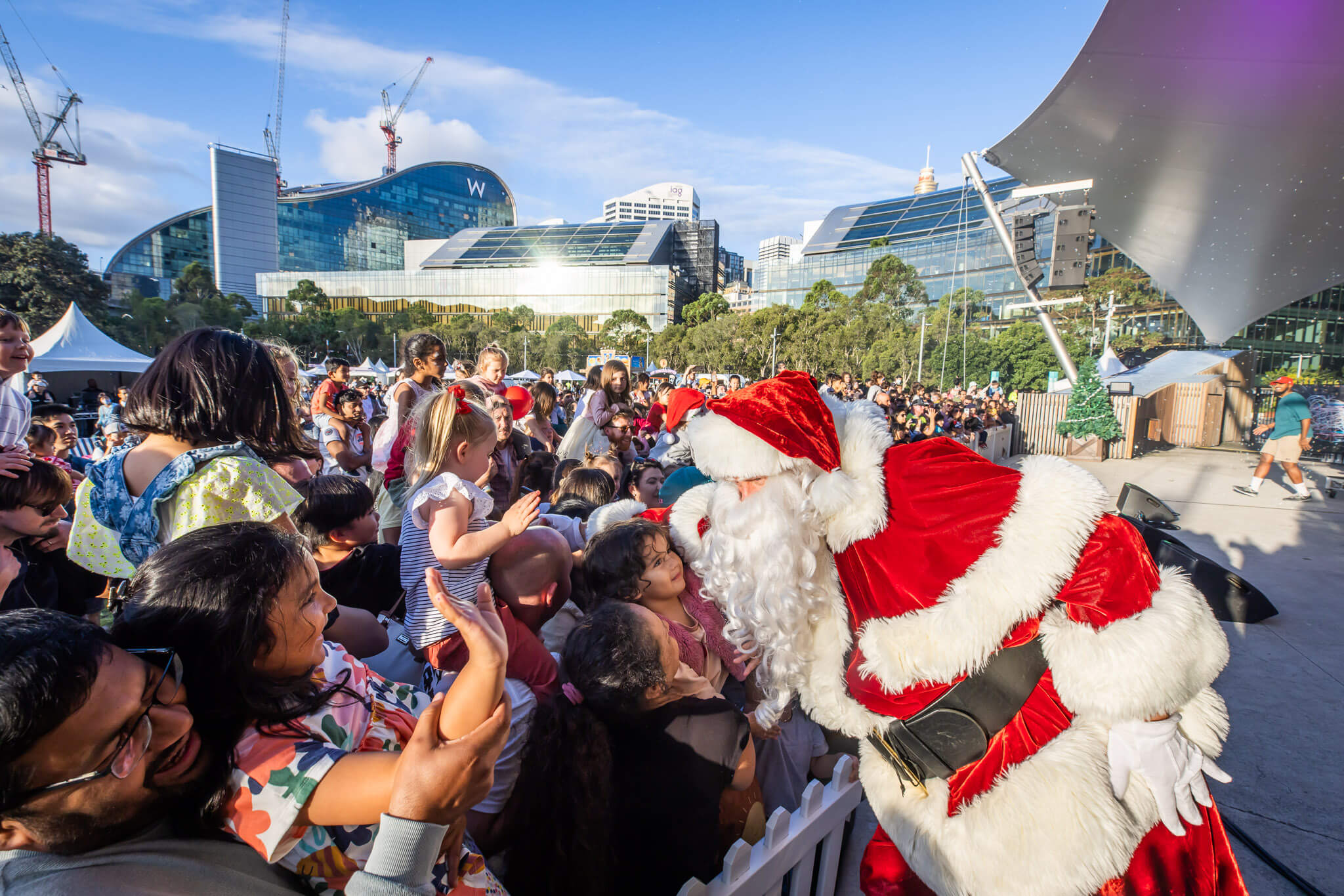 158_Darling-Harbour-Christmas-Santa-2021_credit_AnnaKucera.jpg